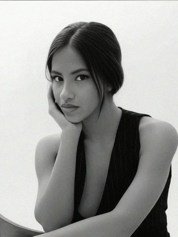 Carmen Cecilia, instructora experta del curso integral de belleza en Landing Spark